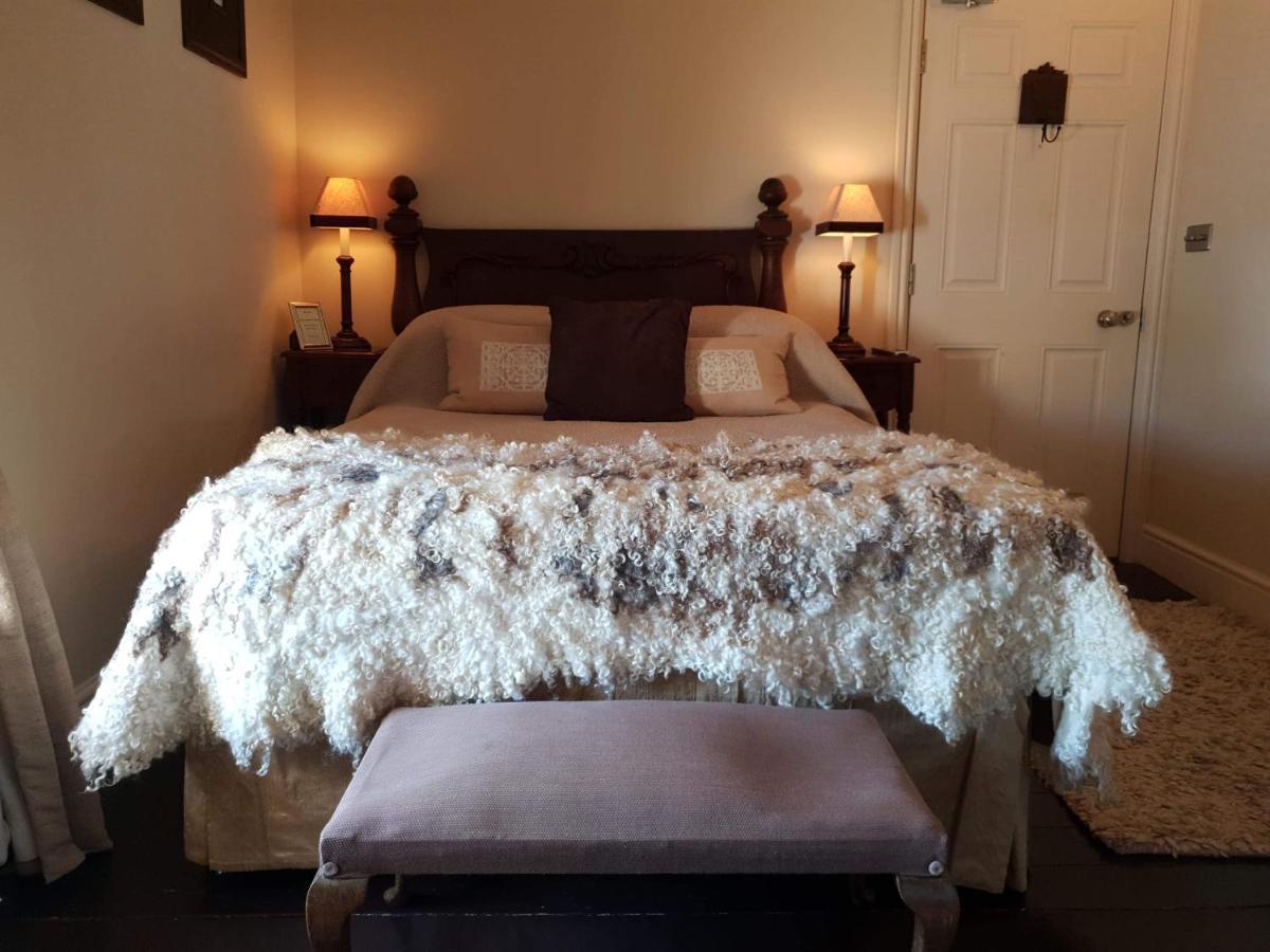 The New White Lion Hotel Llandovery Exterior photo